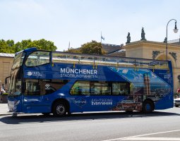 Münchener Stadtrundfahrten Bus blau Leopoldstraße 